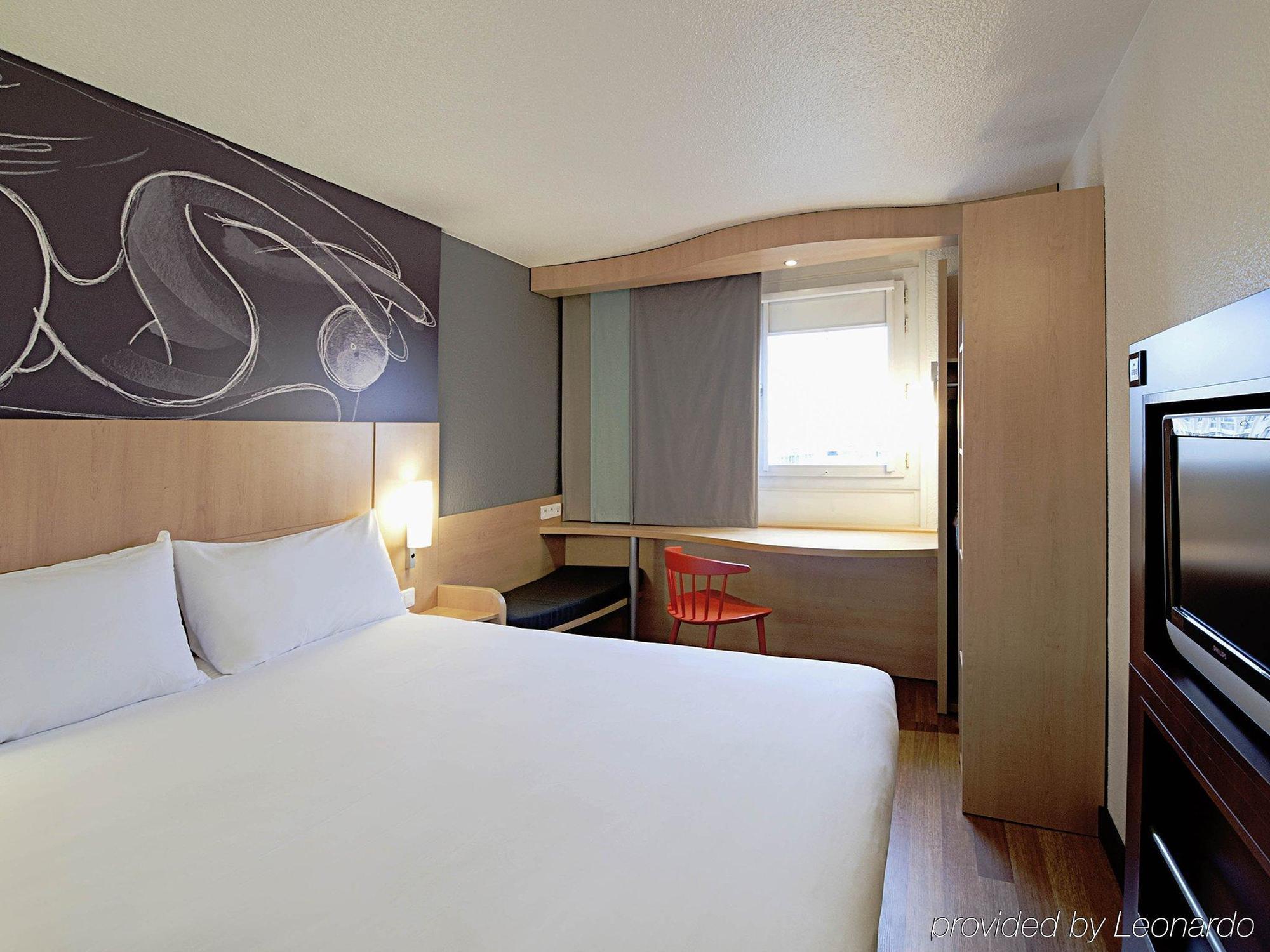 Отель Ibis Montceau Les Mines Экстерьер фото