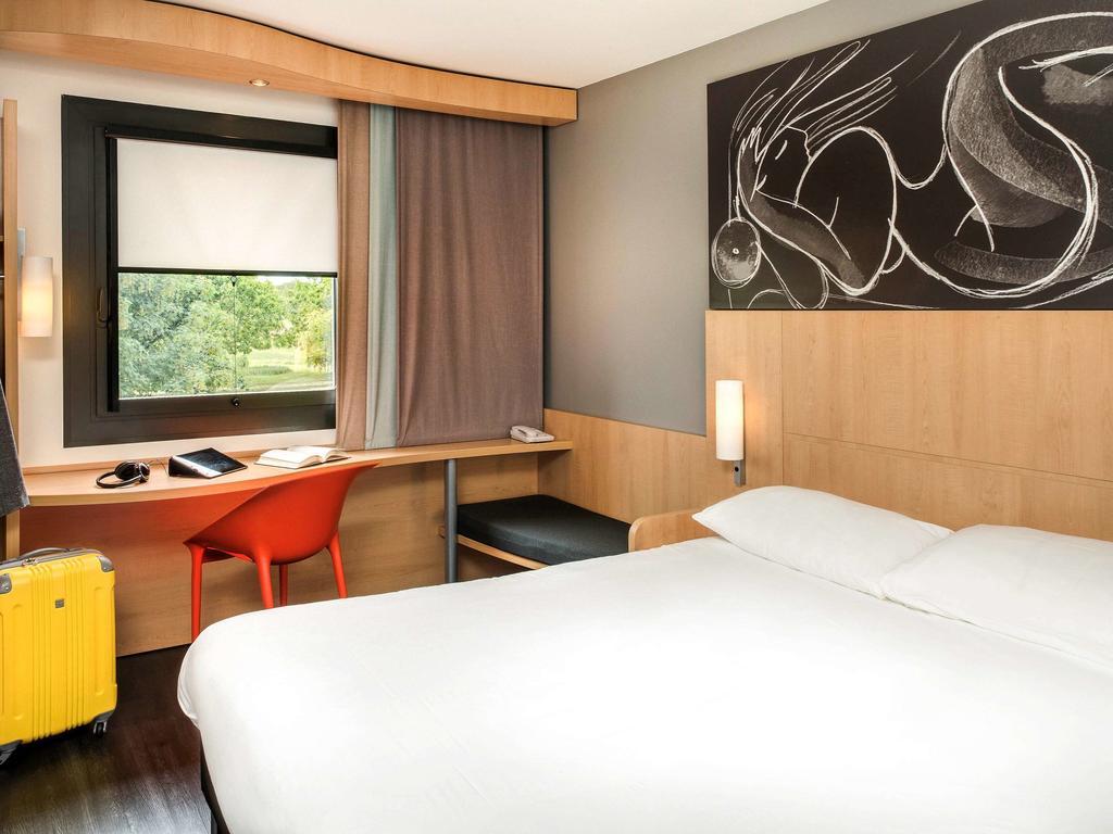 Отель Ibis Montceau Les Mines Экстерьер фото