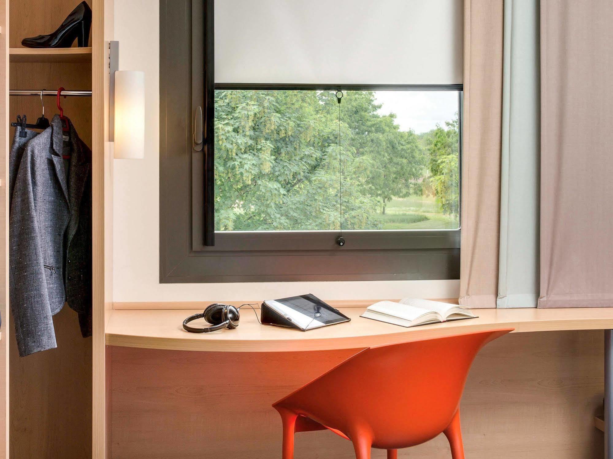 Отель Ibis Montceau Les Mines Экстерьер фото