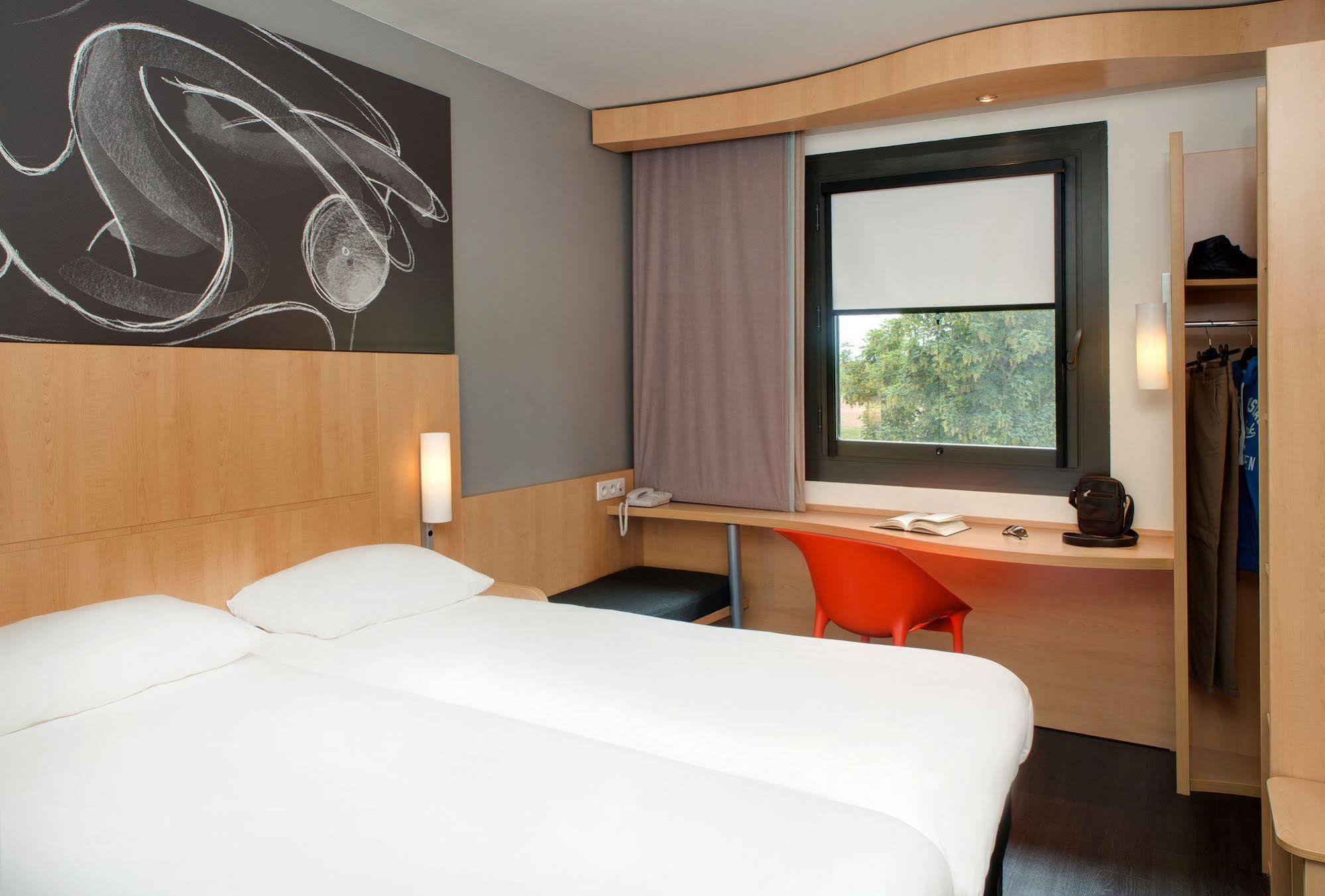 Отель Ibis Montceau Les Mines Экстерьер фото
